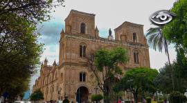 Hecha de oficios y sabores, Cuenca se reconoce en el golpe del martillo, en la hebra de la paja toquilla y en el aroma del mote recién cocinado. Tierra de artesanos, cocineros y corazones laboriosos que mantienen viva su esencia morlaca en cada una de sus tradiciones.