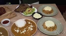 Julián Campos visitó el local de Acela Cabrera, una emprendedora que empezó con unas pocas libras de arroz y hoy,  cuenta con dos restaurantes con lo mejor de la comida de casa.
