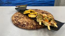 Este miércoles 12 de noviembre del 2025 preparamos pinchos de camarón en salsa de limón, junto al chef Felipe Campana.