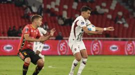 Lisandro Alzugaray (derecha) controla el esférico ante la marca de un futbolista del Deportivo Cuenca, en el partido jugado el 12 de noviembre del 2025.