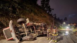 Un tráiler cargado de brea se volcó sobre la avenida Simón Bolívar.