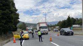 Agentes de tránsito controlan la circulación de vehículos pesados en las vías con mayor siniestralidad.