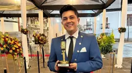 Willie Tamayo recibió el premio en nombre de su madre, Paulina Tamayo.