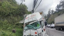 El camión que se impactó con un bus en la avenida Simón Bolívar, en Quito, este jueves 13 de noviembre.