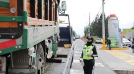 Agentes de tránsito realizan operativos de control vehicular en la avenida Simón Bolivar y Ruta Viva, en Quito.