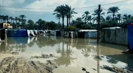 Tiendas de miles de desplazados en Gaza se inundan con las primeras lluvias en meses