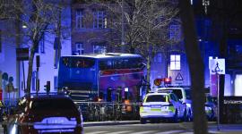 Policía, ambulancias y equipos de emergencia acudieron a ayudar a las personas afectadas por el atropellamiento de un bus.