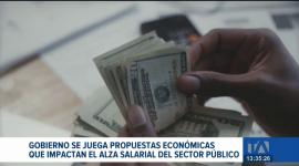 El Ministerio de Trabajo anunció un incremento salarial para el sector público. Paralelamente, se prevé un aumento de 16 dólares en el salario básico unificado. Desde los gremios de trabajadores advierten que estas medidas tendrán un alto costo y podrían no ser sostenibles.

Un reportaje de Fausto Yépez