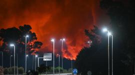 Fotografía donde se ve una nube humo tras una explosión este viernes, en una fábrica en el área industrial de Ezeiza, a unos 36 km de Buenos Aires (Argentina).