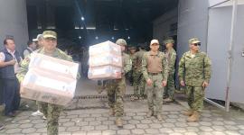 Militares trasladan las cajas con los paquetes electorales para la consulta popular y el referéndum del domingo 16 de noviembre.