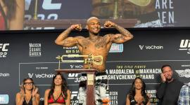 Michael Morales en la ceremonia de los pesajes el viernes 14 de noviembre para el UFC 322.