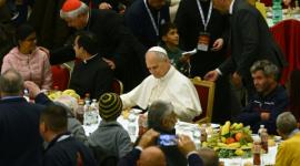 El papa León XIV durante un almuerzo especial con personas en vulnerabilidad, en el Vaticano, el  domingo 16 de noviembre de 2025.