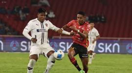 Richard Mina, de Liga Deportiva Universitaria (izquierda) durante el juego de cuartos de final de la Copa Ecuador ante Deportivo Cuenca