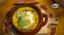 Detrás de cada plato hay una historia de riesgo, pasión y aprendizaje. En este reportaje descubrimos a los emprendedores que transforman su amor por la cocina en negocios reales, con errores, aciertos y mucho corazón. Expertos los acompañan para que sus sueños se sirvan con rentabilidad y sabor a Ecuador.