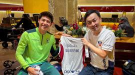 Yusuke Iwata (derecha) posa con su camiseta de Liga Deportiva Universitaria junto a Gabriel Villamil, seleccionado boliviano y volante del cuadro azucena.