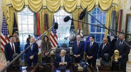El presidente de Estados Unidos, Donald Trump, habla durante una reunión con el grupo de trabajo de la Casa Blanca.
