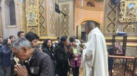 Los fieles llegan hacia el santuario de la Virgen de El Quinche para agradecer los milagros recibidos.
