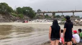 Un joven ayudó a rescatar a dos adolescentes en El Guabo y luego desapareció en medio de la corriente.