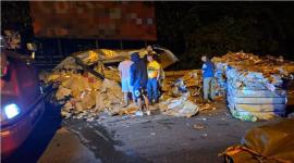 Un siniestro se registró en el kilómetro 72 de la vía Alóag-Santo Domingo, este martes 18 de noviembre del 2025.