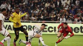 Bryan Ramírez (izq.) y Gabriel Villamil, de Liga de Quito, ante Johnny Quiñónez y el golero torero, Ignacio de Arruabarrena, en el juego de la fecha dos del hexagonal final.