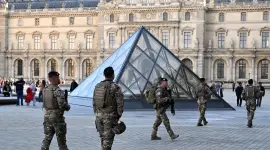 El museo de Louvre reforzó la seguridad luego de un insólito robo.