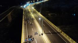 Los peregrinos caminan por la avenida Panamericana Norte, hacia la parroquia de El Quinche.