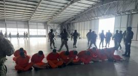 Presos de distintas cárceles del país fueron trasladados hacia la Cárcel del Encuentro, en Santa Elena.