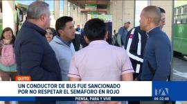 Un conductor de transporte público en Quito fue sancionado por irrespetar la luz roja del semáforo. La cooperativa lo suspendió por 15 días y la Agencia de Tránsito emitió una multa de 141 dólares.

Un reportaje de Juan Miguel Rodríguez