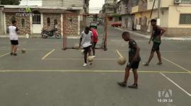 Carlos Grueso, un joven comprometido con su comunidad, busca alejar a niños y jóvenes de la violencia mediante clases de boxeo y fútbol en el barrio Las Malvinas.