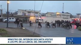 El ministro del Interior, John Reimberg, afirmó que no habrá visitas en la Cárcel del Encuentro. Esto, tras el pedido del defensor del Pueblo de ingresar al centro para verificar las condiciones de los privados de libertad recién trasladados.

Un reportaje de Fausto Yépez