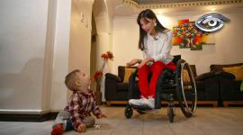 Clara y Soraya jamás eligieron convertirse en una cifra, pero la imprudencia de otros marcó sus vidas para siempre: una quedó en silla de ruedas, la otra perdió a su hija. Sus historias muestran el costo real de la falta de conciencia al volante en un país que ocupa el segundo lugar en muertes por siniestros de tránsito. Aquí ponemos el foco en por qué estas tragedias siguen repitiéndose en las carreteras ecuatorianas.