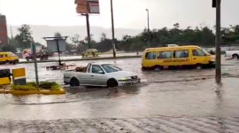 Los vehículos se inundaron en el intercambiador de La Morita debido a las fuertes lluvias la tarde de este viernes 21 de noviembre.