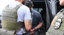 Fotografía cedida por la oficina de Denver del Servicio de Inmigración y Control de Aduanas (ICE) donde aparecen dos agentes de ICE arrestado una persona en Denver, Colorado