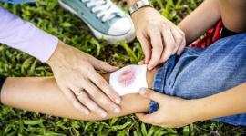 La hemofilia afecta a Alex desde que era bebé. Sus padres piden al Estado que se le entregue tratamiento para mejorar su calidad de vida.