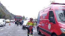 Ambulancias del Cuerpo de Bomberos de Quito llegaron para dar asistencia a los afectados.