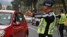 Agentes de la AMT controlan la restricción de Pico y Placa en Quito.