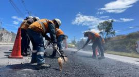 Personal del Municipio de Quito trabaja en el rebacheo de calles en distintos puntos de la ciudad.