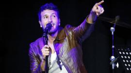 Sebastián Yatra es un cantante, compositor y actor colombiano que ha alcanzado fama internacional por su versatilidad musical