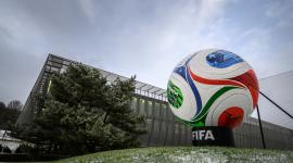El balón oficial de la Copa del Mundo, el Trionda, en la sede de la FIFA en Zúrich.