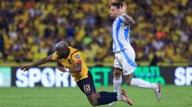 Nicolás Otamendi (derecha) frena con falta a Énner Valencia, de Ecuador