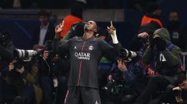 Willian Pacho agradece luego de haber convertido uno de los tantos de la goleada del París Saint Germain ante el Tottenham.