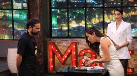 La chef Carolina Sánchez degusta el plato creado por Hugo Quintana en reto de eliminación.