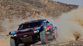 El piloto Carlos Sainz, en Saudi Arabia con su auto, previo al Dakar 2026.