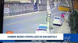 Un hombre murió tras ser atropellado por un vehículo en el sector de San Bartolo, en el sur de Quito. Familiares de la víctima señalan que el responsable sería un policía que conducía en presunto estado etílico.

Un reportaje de Nathalie Jiménez