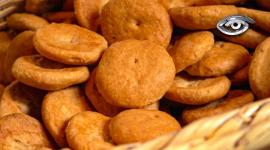 En Latacunga, las allullas aparecen como un guiño irresistible en cada esquina y mercado. Pequeñas, crujientes y doradas, guardan recetas que pasan de mano en mano. Su historia es un viaje sabroso que conecta familias, recuerdos y las ganas inmensas de que perduren en el tiempo.