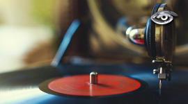 Los discos de vinilo están conquistando a nuevas generaciones que no solo los escuchan: los experimentan. Su sonido particular, la nostalgia y su lugar en el mundo actual impulsan una fiebre que mezcla colección y emoción. Cuando la aguja cae, cada surco revive décadas de música y memoria.