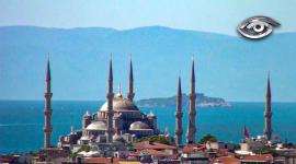 La ciudad donde Europa y Asia se encuentran revela su historia en palacios, murallas y miles de mezquitas que acompañan cada paseo. En sus bazares conviven culturas, regateos y descubrimientos que van desde valiosas joyas hasta especias llenas de color y aroma.