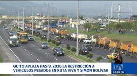 El Municipio de Quito decidió aplazar la restricción de circulación para vehículos pesados en la Ruta Viva y la avenida Simón Bolívar. La medida entrará en vigencia desde el 1 de enero de 2026, entre las 06h00 y las 10h00.

Un reportaje de Juan Miguel Rodríguez