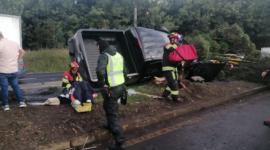 Una camioneta se volcó en la avenida Simón Bolívar, a la altura del Troje, la tarde de este viernes 28 de noviembre del 2025.