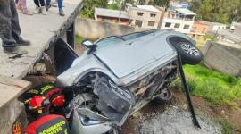 Un vehículo se volcó en el sector de San Juan de Conocoto, este domingo 30 de noviembre del 2025.